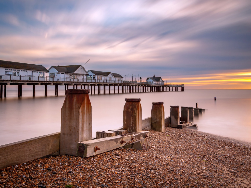 Дома на мосту в спокойной море на закате 