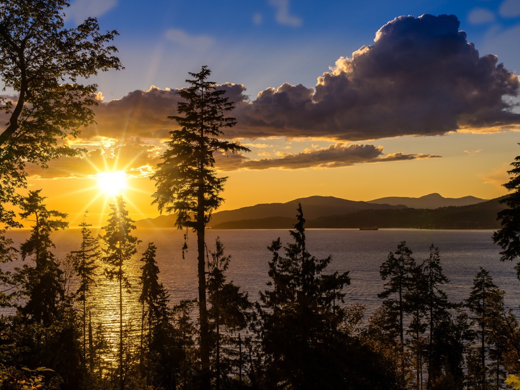 Закат солнца над озером в небе с облаками 