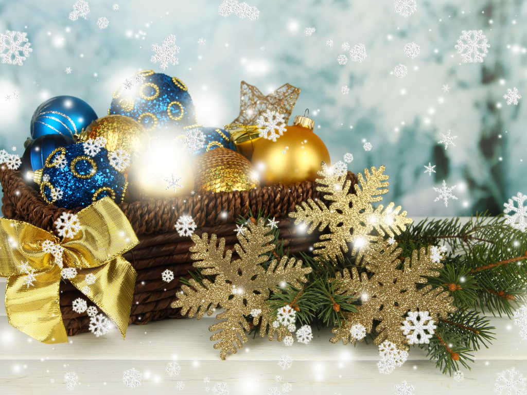 Красивые елочные игрушки в корзине на Новый год 2021