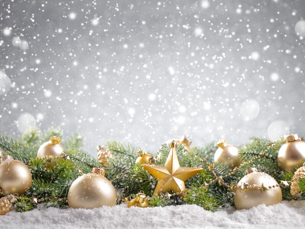 Красивые елочные игрушки с веткой, фон для новогодней открытки