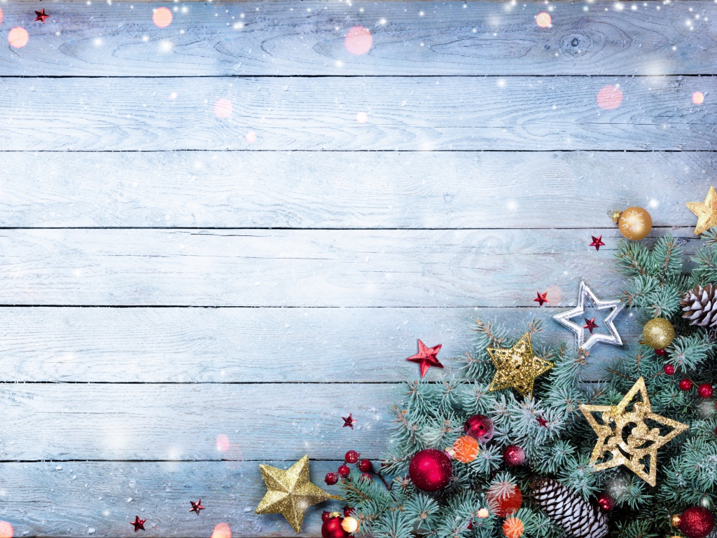 Красивый фон для новогодней открытки с еловой веткой и игрушками