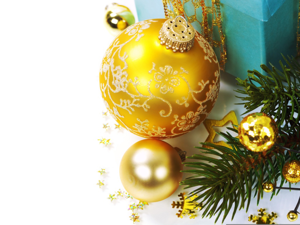 Красивые золотистые елочные шарики на новый год