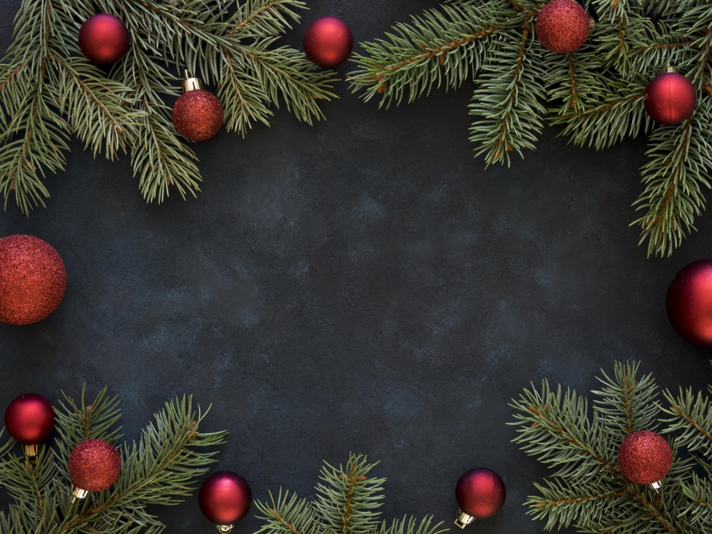 Елочные ветки с красными шариками, фон для новогодней открытки 