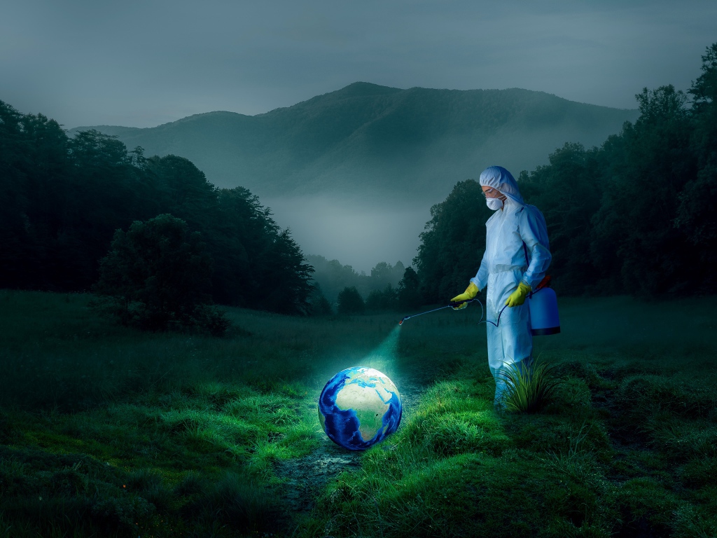 Мужчина обрабатывает землю от вирусов