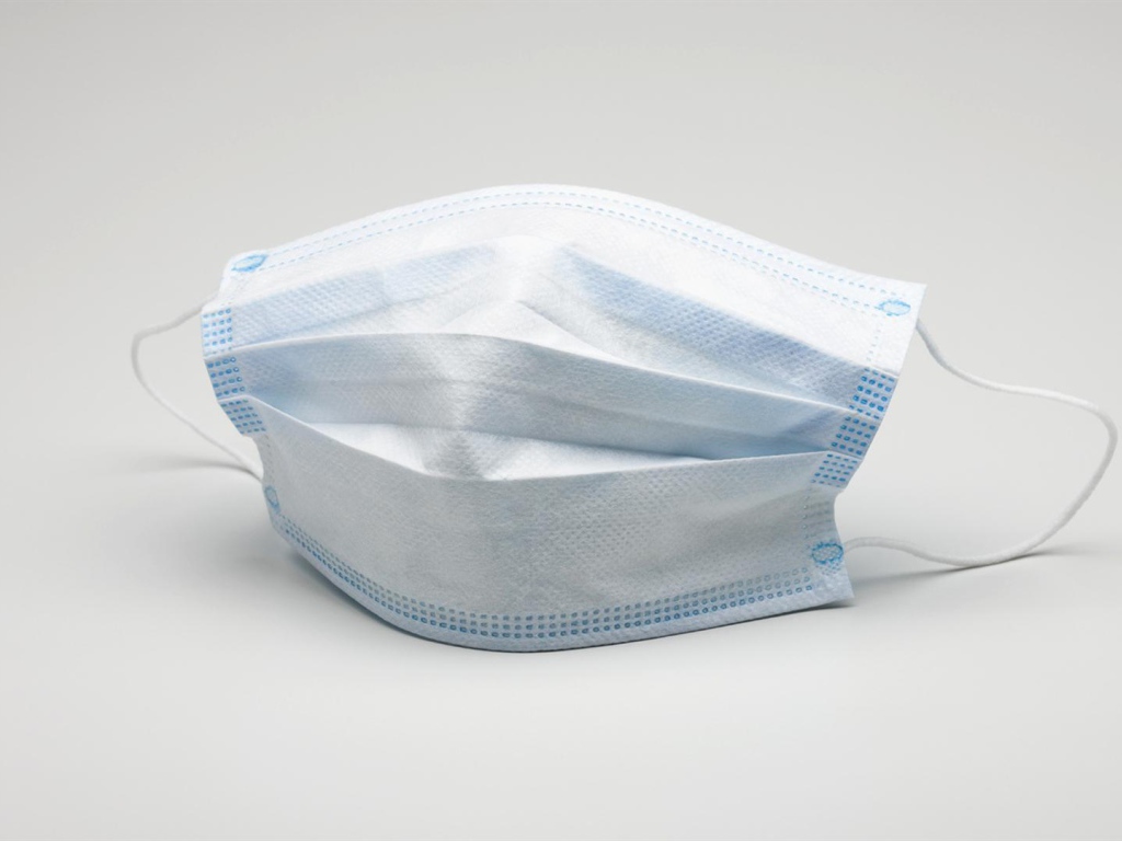 Медицинская маска защита от коронавирус covid-19 на сером фоне