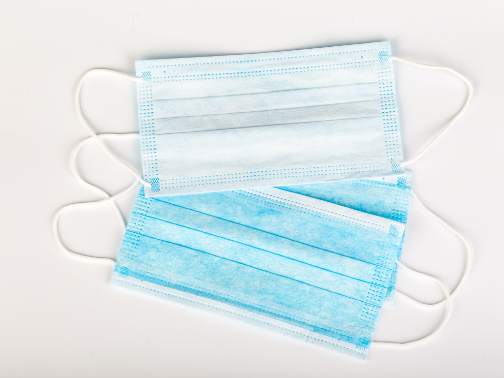 Медицинские маски на сером фоне, коронавирус covid-19