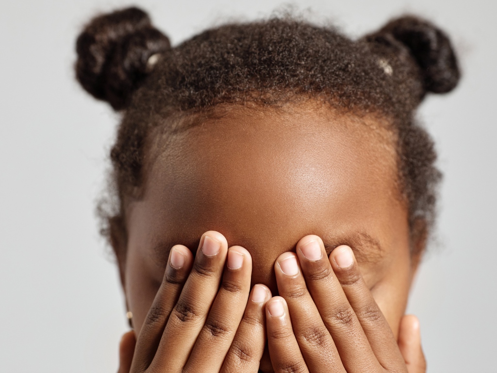 Темнокожая девочка закрыла глаза 