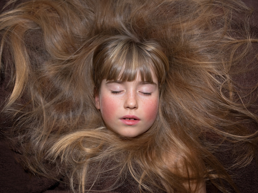 Маленькая спящая девочка с длинными волосами