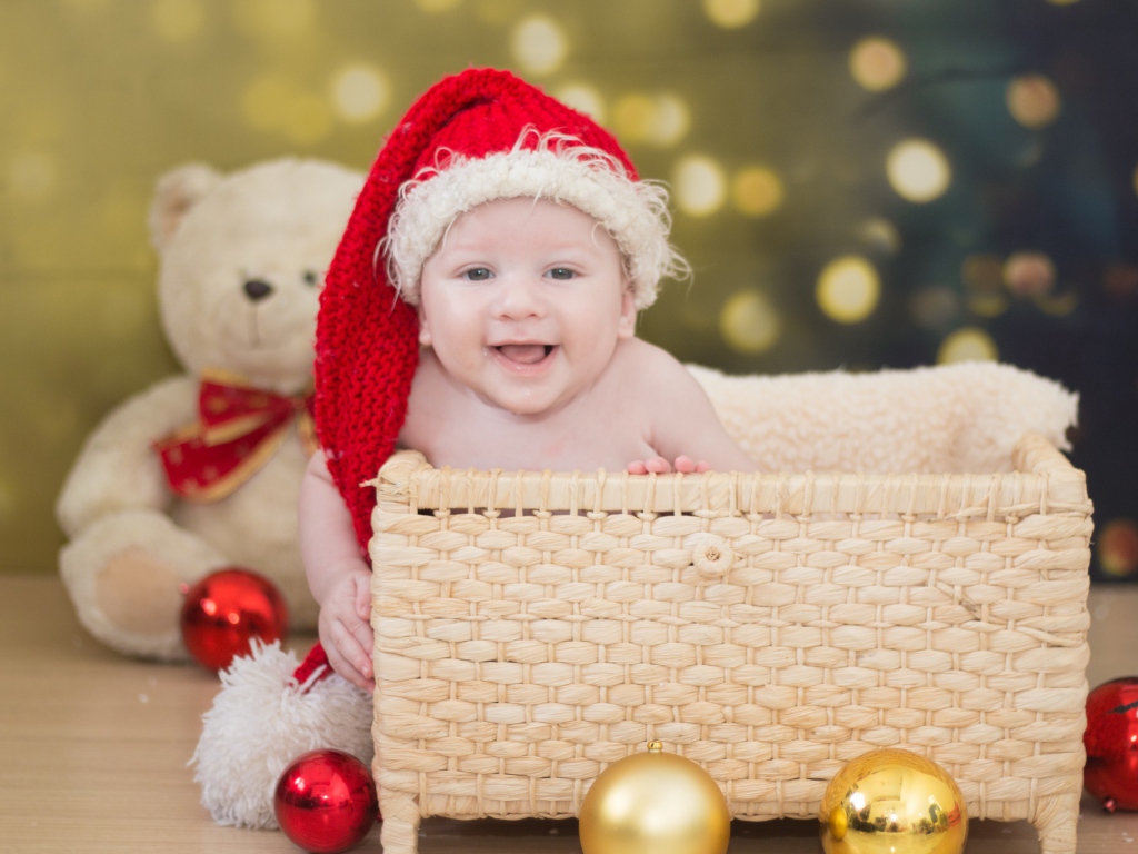 Улыбающийся малыш в корзине на новый год 