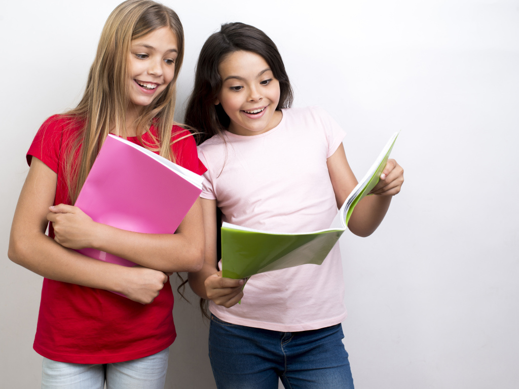 Две маленькие девочки школьницы с тетрадями