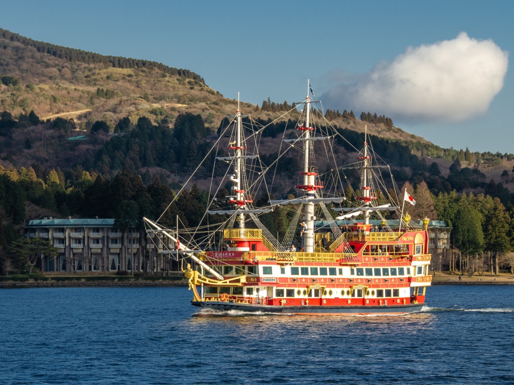 Большой красивый корабль в море 