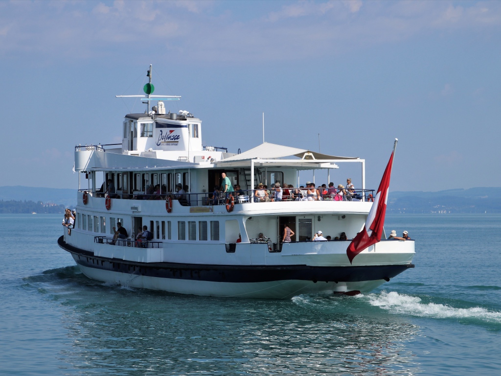 Круизный теплоход плывет по воде 