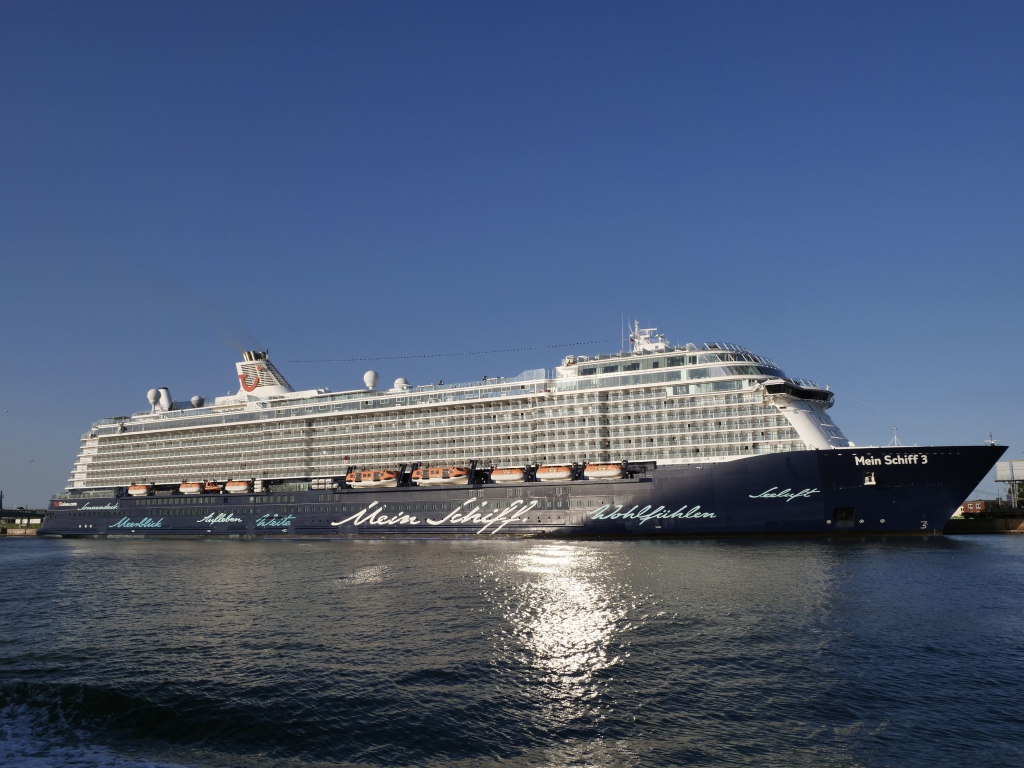 Большое круизное судно Mein Schiff  в море 