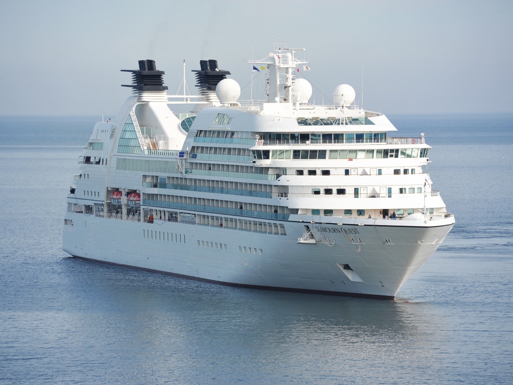 Большой белый круизный лайнер SEABOURN QUEST в море