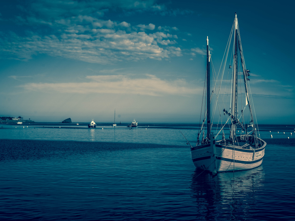 Парусная лодка в порту в сумерках 