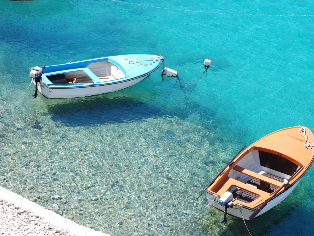 Две лодки на голубой воде океана