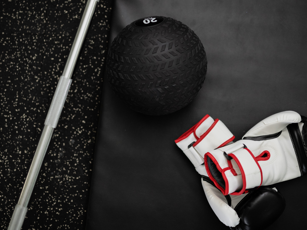 Перчатки и мячик для гольфа лежат в спортзале 