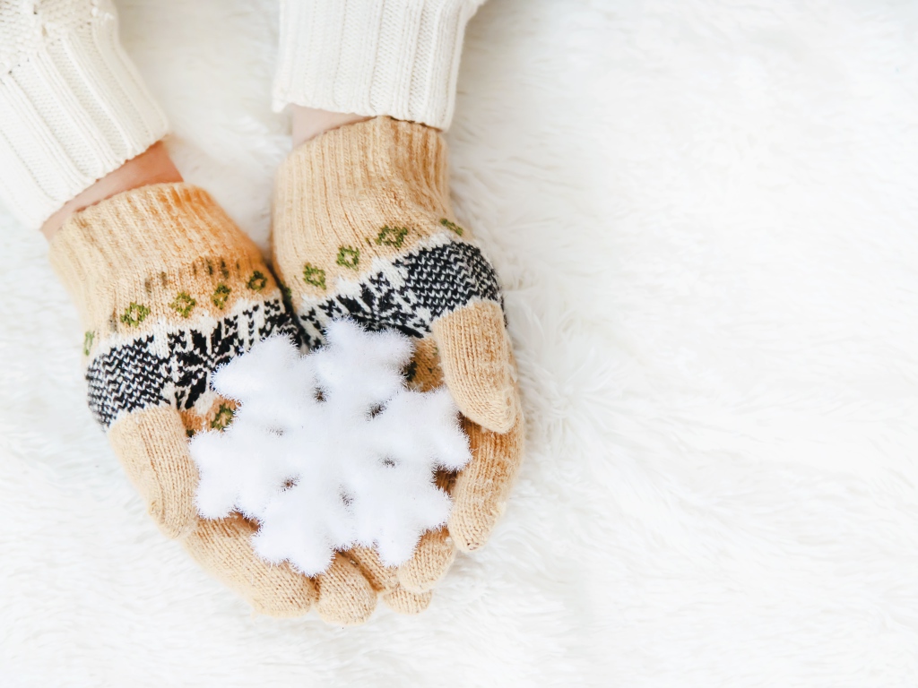 Руки в варежках со снежинкой 