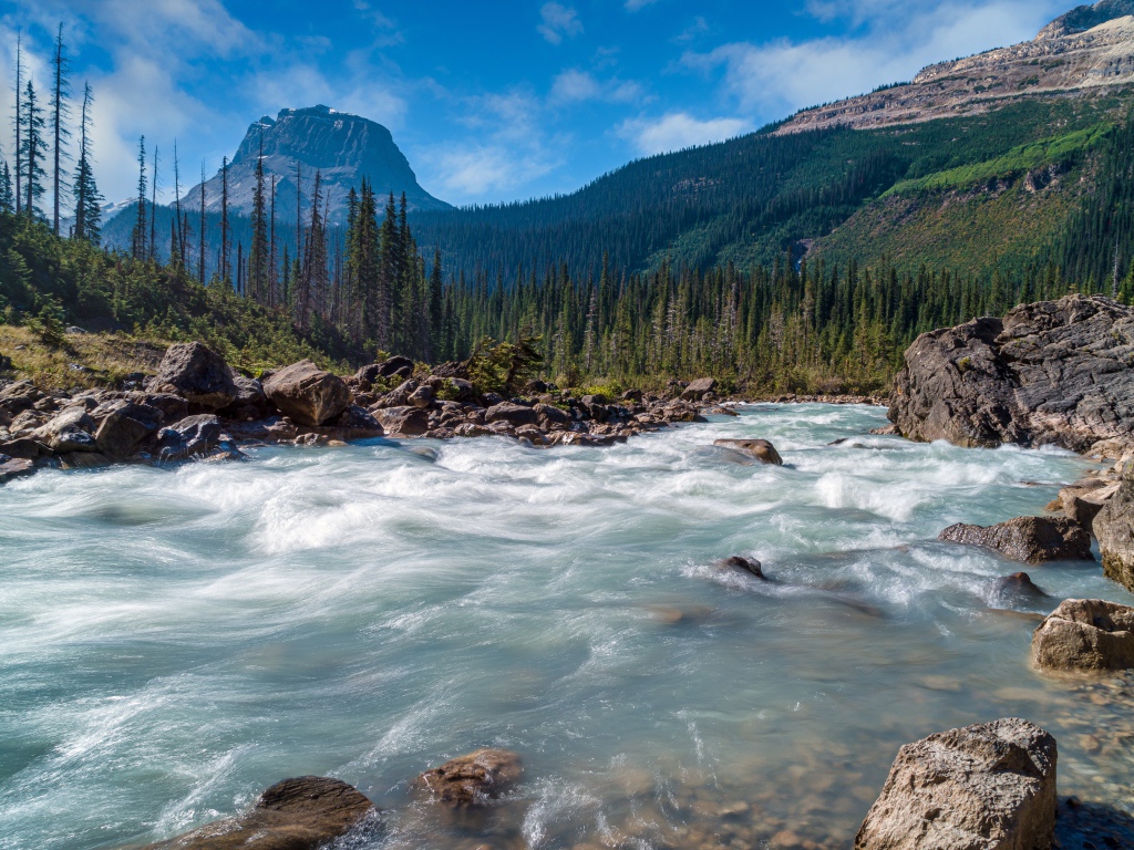Быстрая холодная горная река, Канада