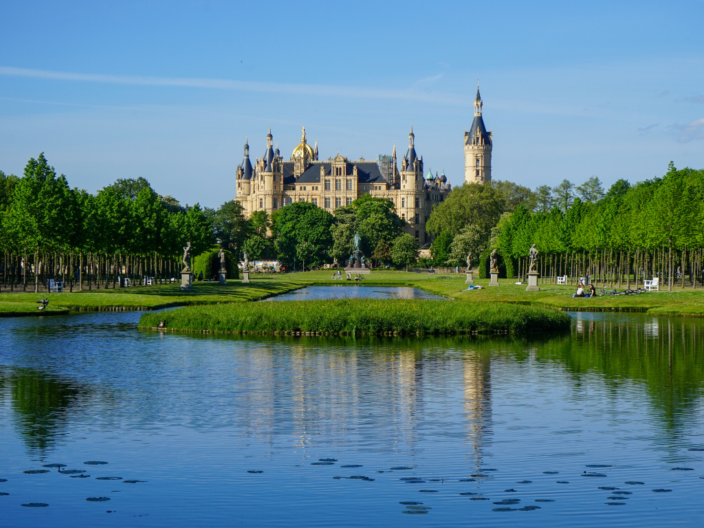 Вид на красивый Шверинский замок у пруда, Германия 