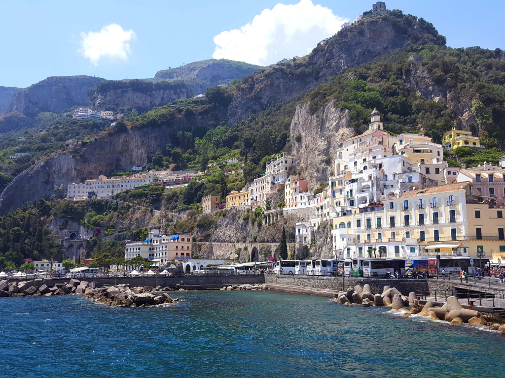 Город на берегу моря на скале, Италия 
