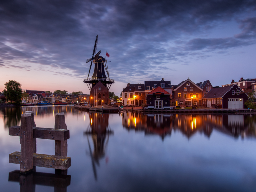 Красивый вечерний вид на город у реки, Нидерланды 