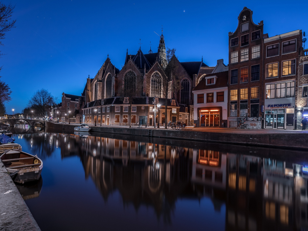 Дома отражаются в воде канала ночью, Нидерланды 