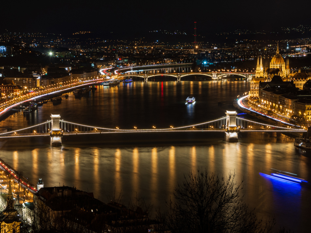 Красивый вид на ночной Бухарест, Румыния 