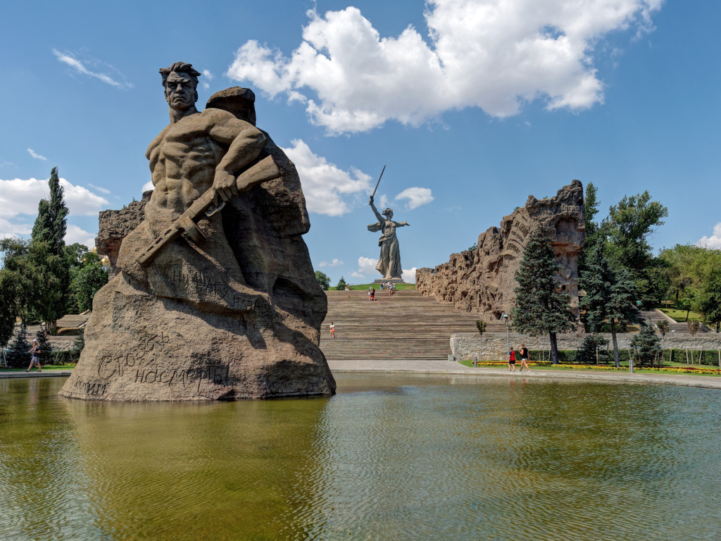 Монумент в парке на Мамаевом кургане, Россия 