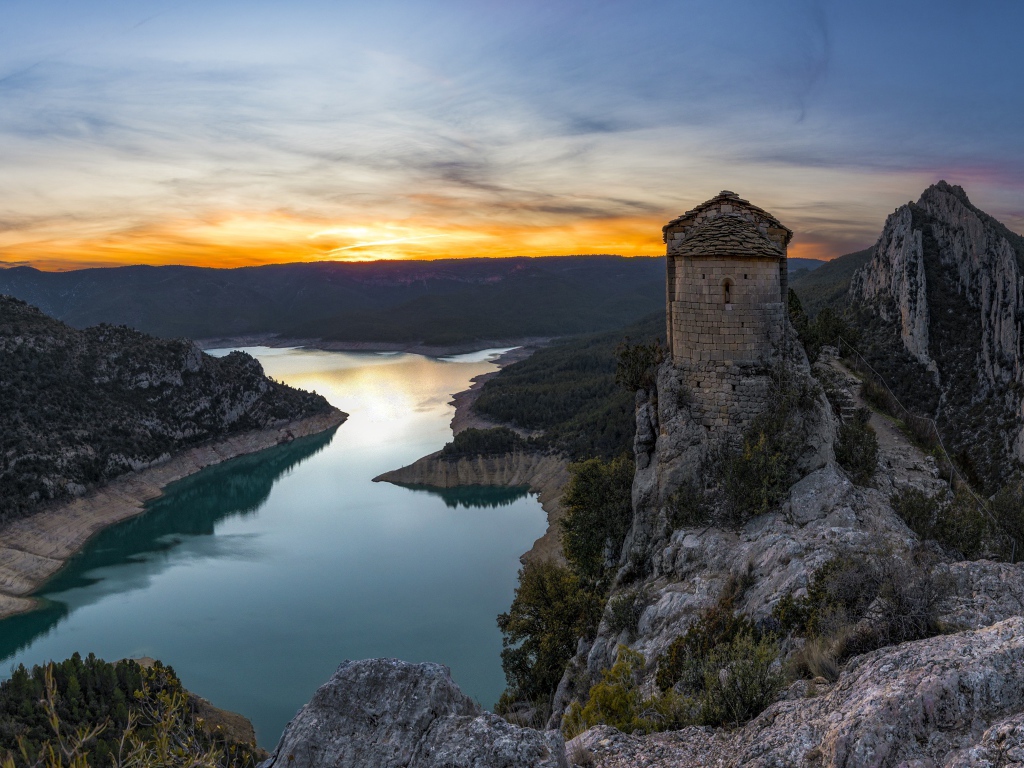 Вид на старый храм на вершине утеса над рекой, Испания