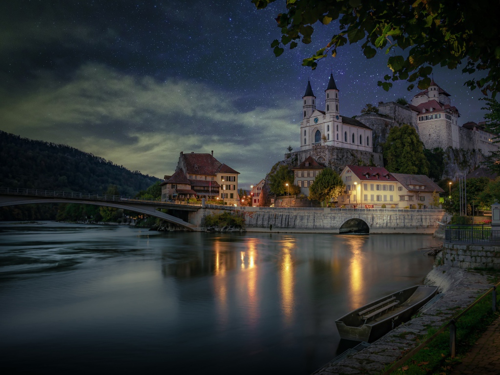 Красивый вид на замок Аарбург ночью под красивым звездным небом, Швейцария