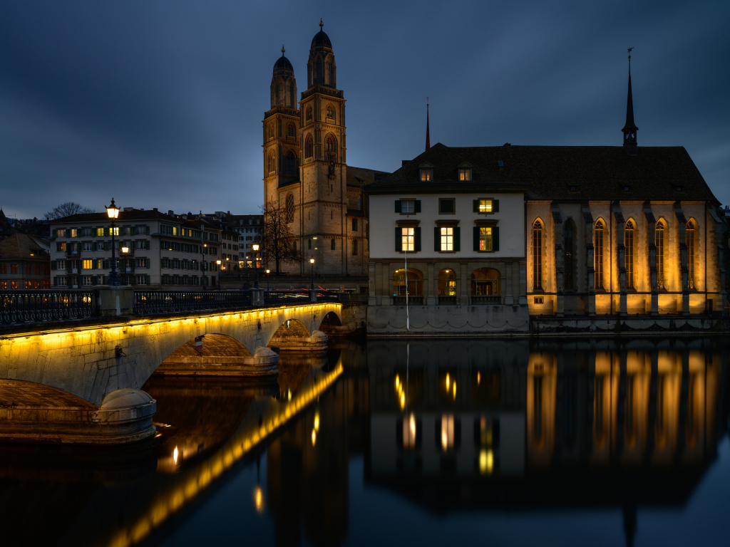 Большой дом у реки ночью, Цюрих, Швейцария 