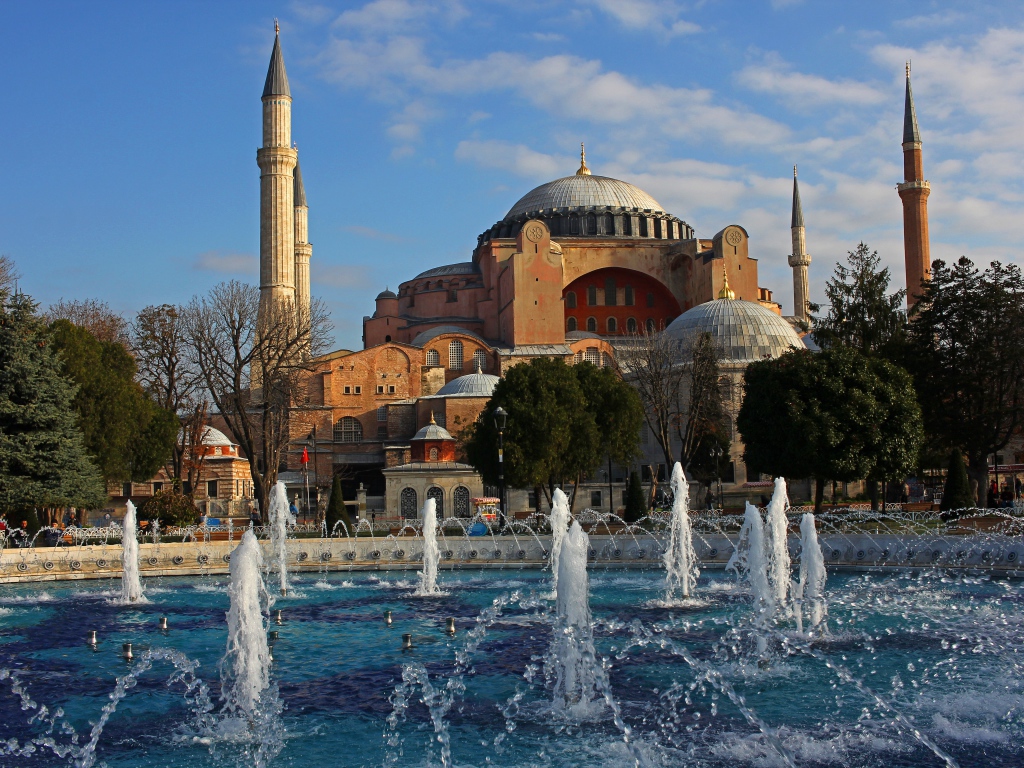 Фонтан у мечети в Стамбуле, Турция 
