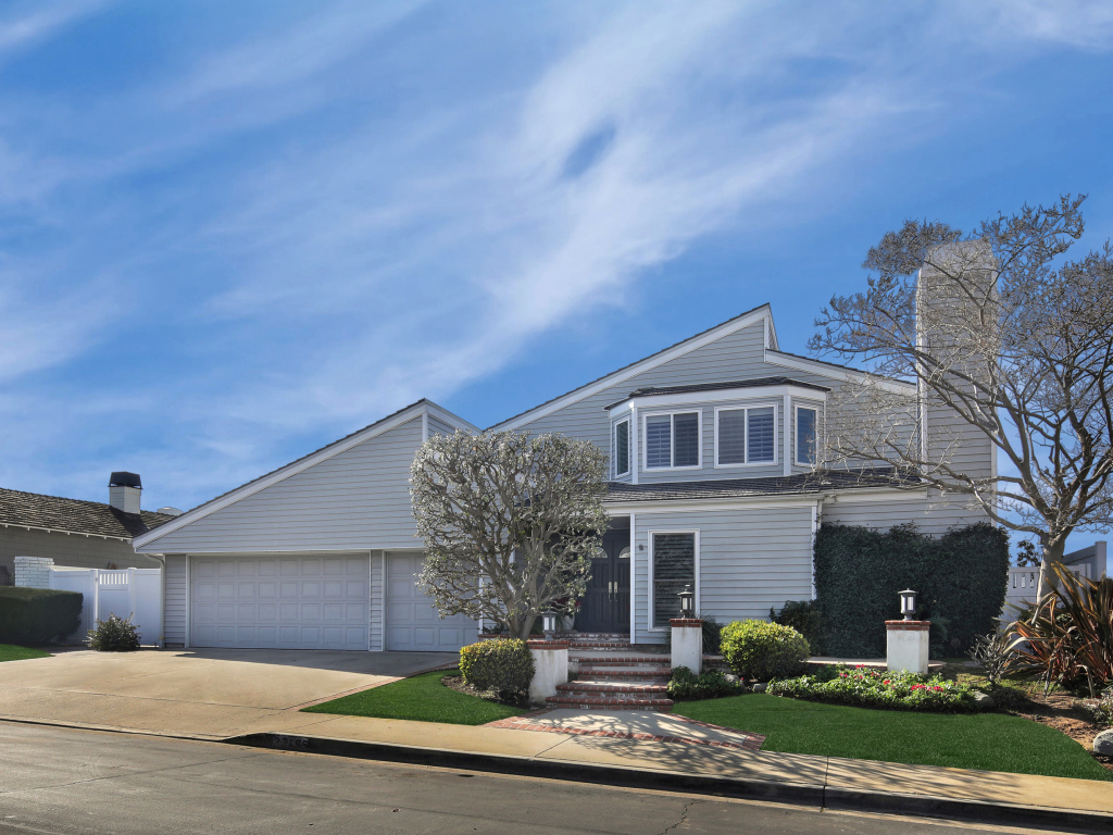 Красивый дом в Калифорнии под голубым небом, США