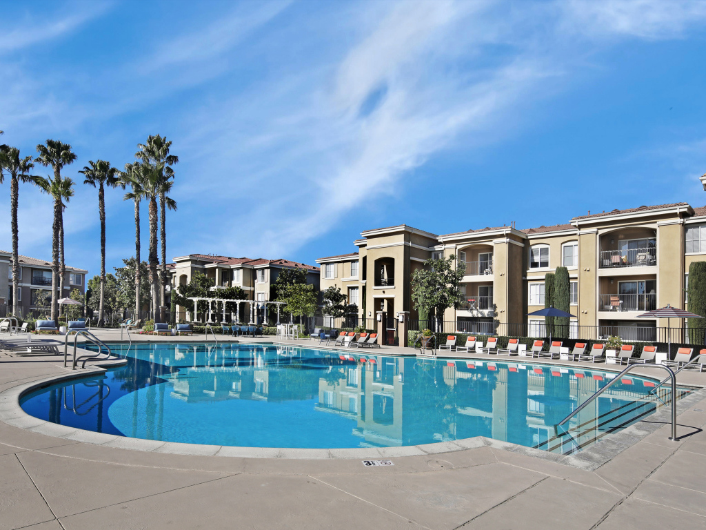 Большой бассейн в курортном отеле, США