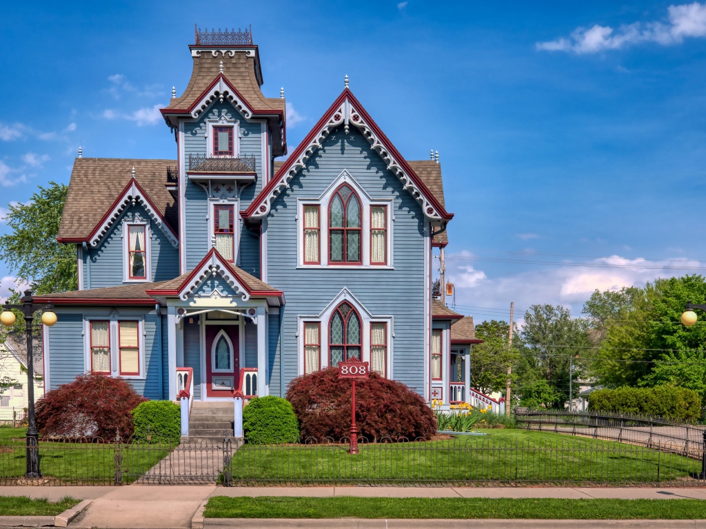 Большой двухэтажный дом на улице, США