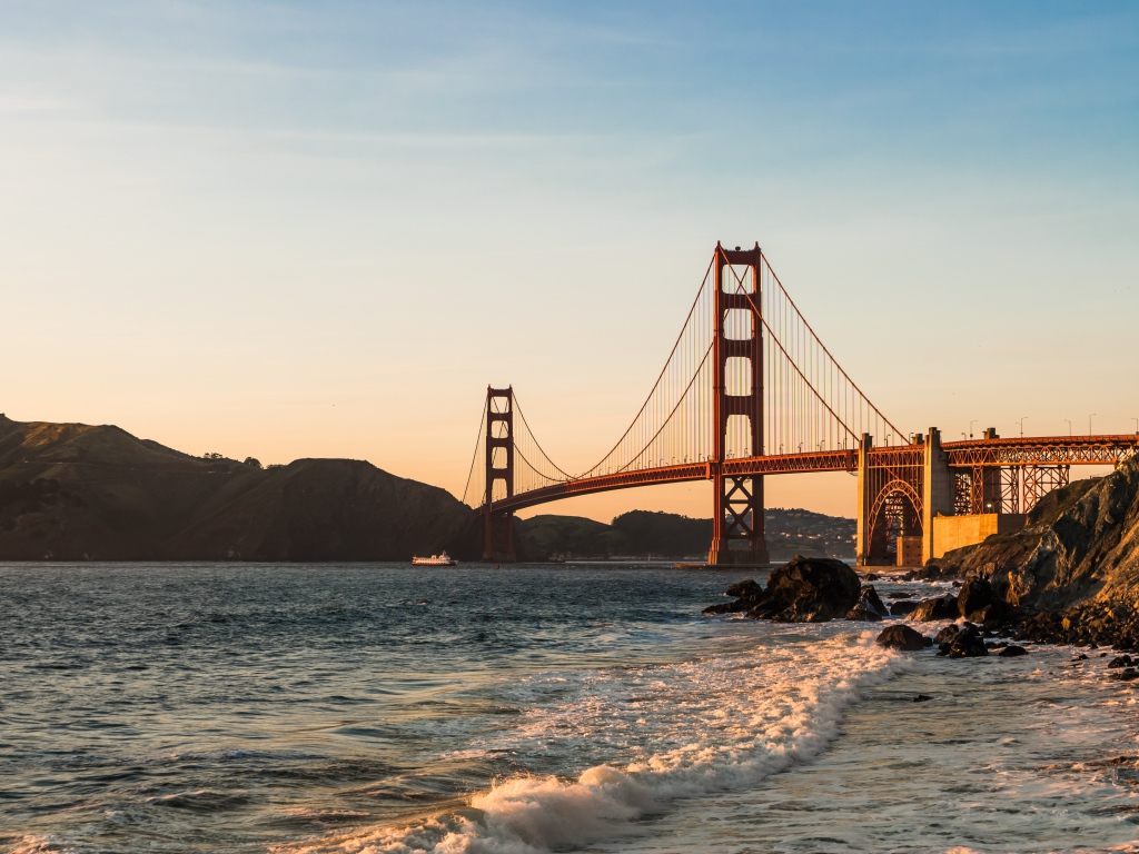 Золотой мост соединяет берега Сан - Франциско, США 