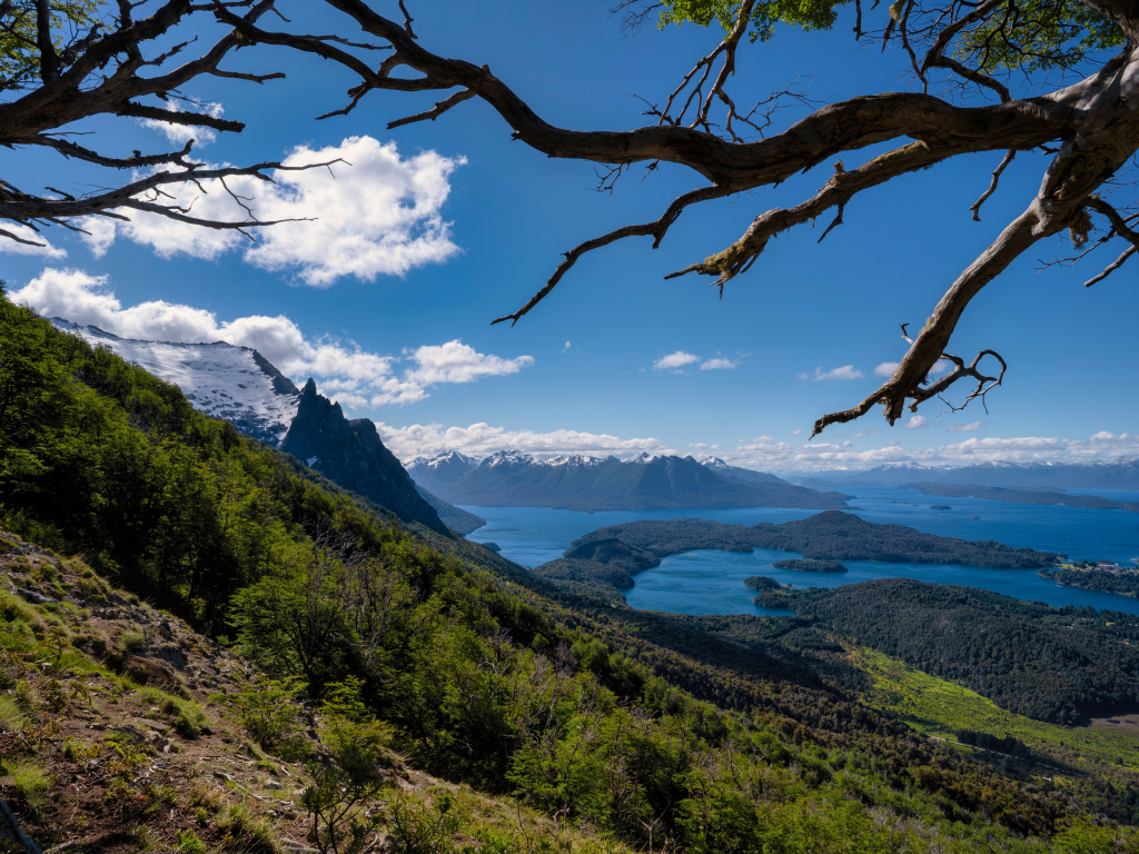 Красивый вид на горы и залив под голубым небом, Аргентина 