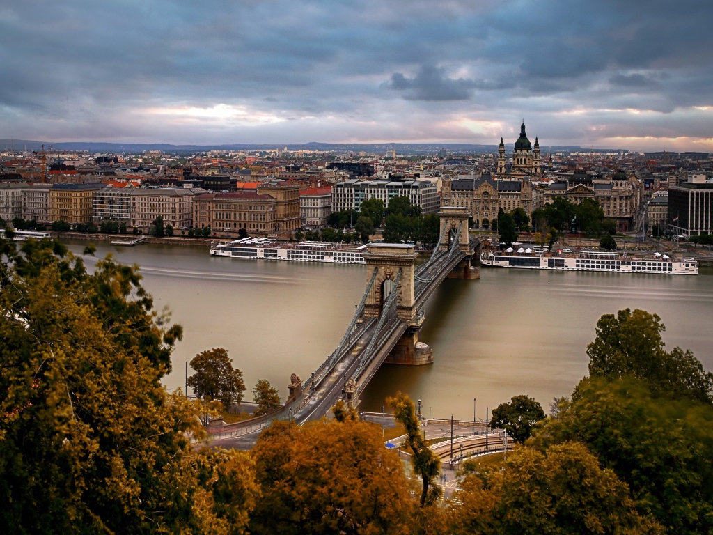 Вид на старый мост и город Будапешт, Венгрия 