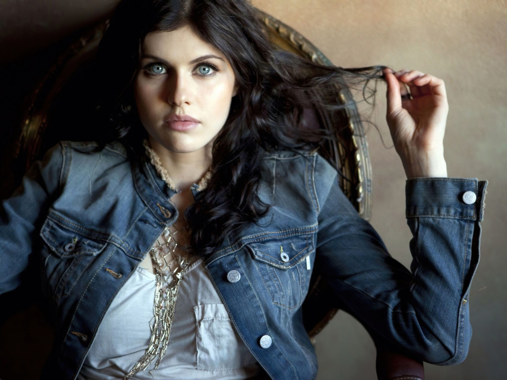 Актриса Александра Даддарио в джинсовой куртке сидит в кресле