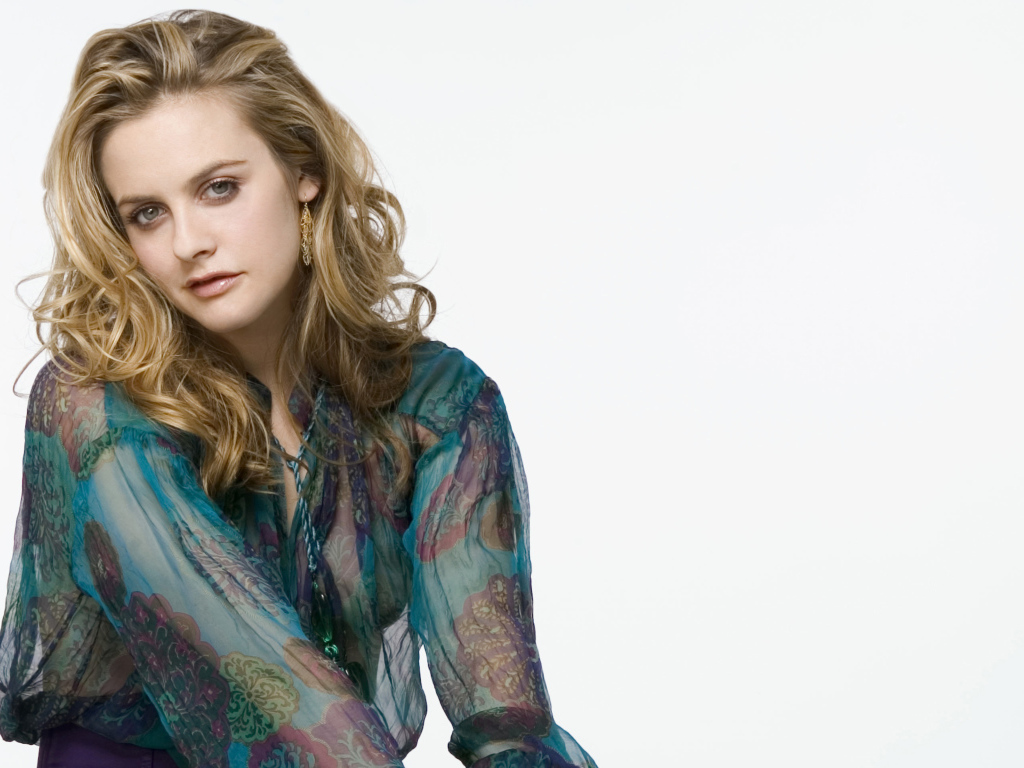 Актриса Алисия Сильверстоун на белом фоне