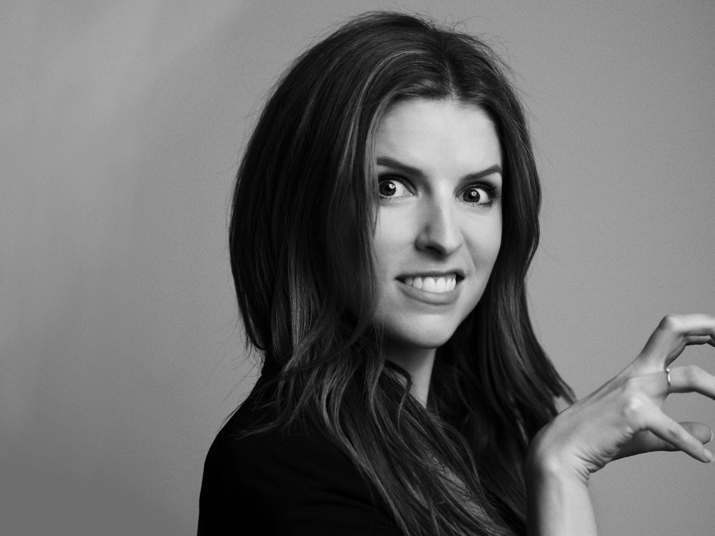 Актриса Анна Кендрик черно - белое фото