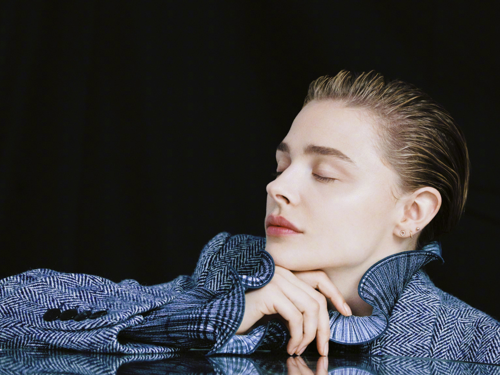 Актриса Хлоя Грейс Морец с закрытыми глазами