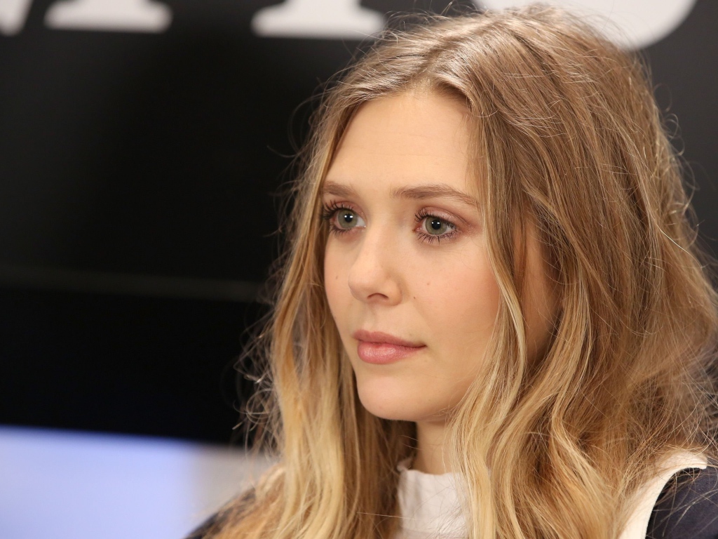 Актриса Элизабет Олсен с длинными волосами