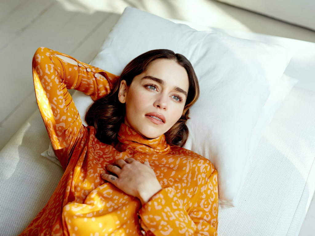Актриса Эмилия Кларк лежит на белой подушке