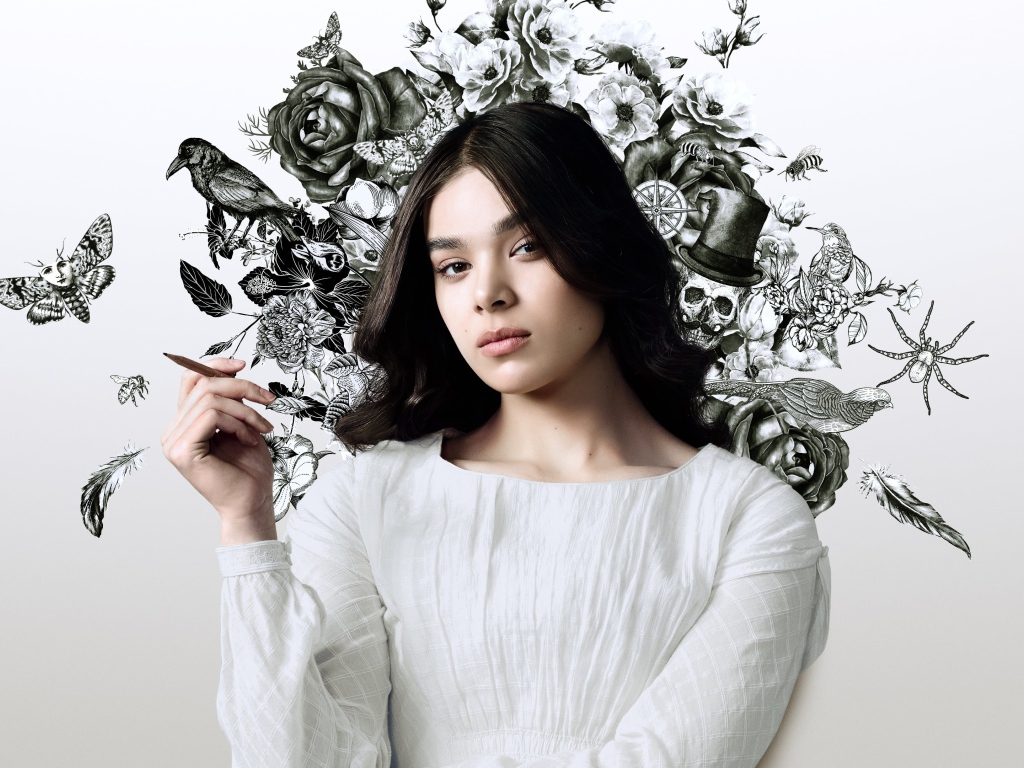 Актриса Хейли Стейнфилд в белом наряде на фоне рисунка на стене