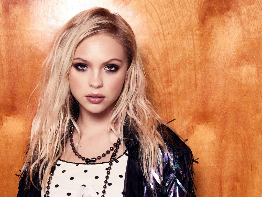 Актриса Джордин Джонс на фоне деревянной стены