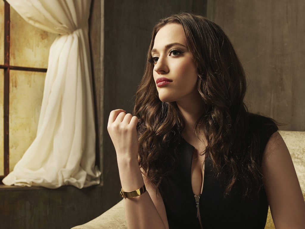 Актриса Кэт Деннингс в черном наряде в кресле