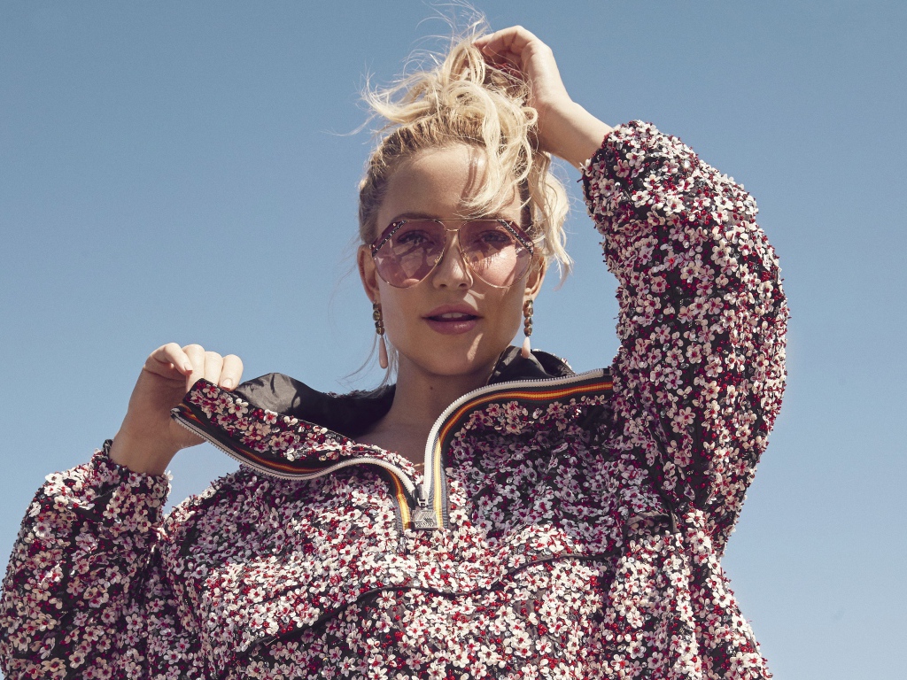 Актриса Кейт Хадсон в цветастой куртке на фоне неба