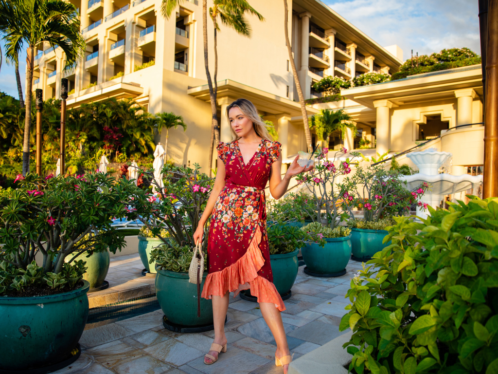 Актриса Катрина Боуден в платье на фоне дома